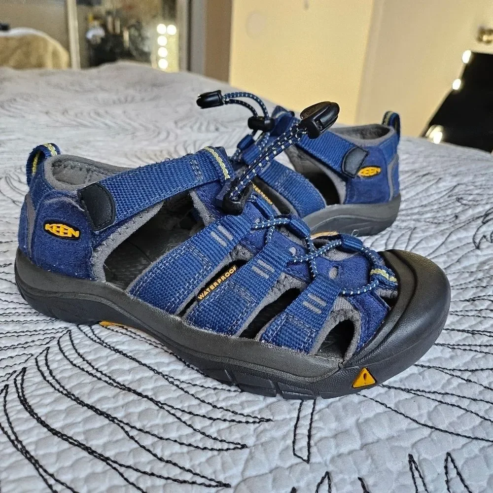 VGUC Keen Newport H2 Hybrid Sandal Size 2 Big Kid Navy Blue